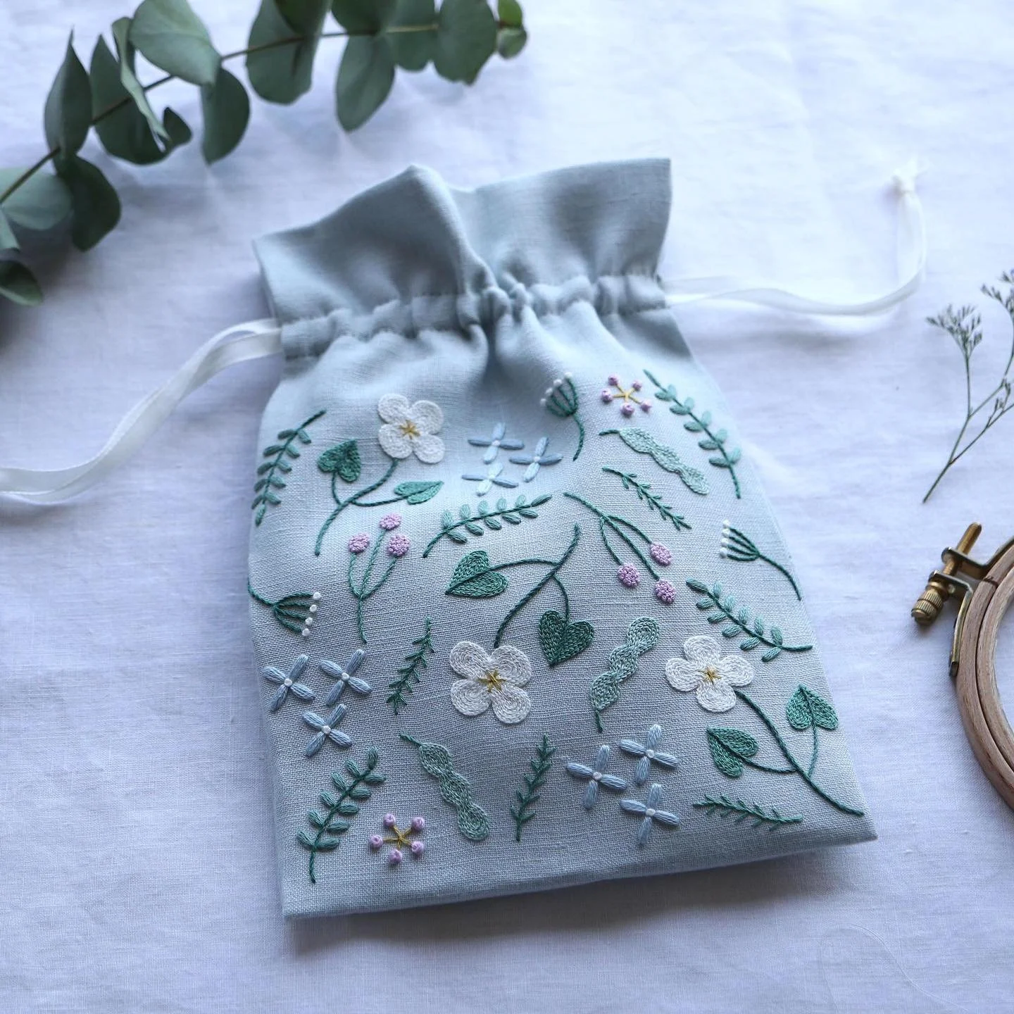 ＼＊新レッスン「小さな野花の刺繍ーはじめての巾着ポーチー」＊／⠀⠀⁠⠀⁠⠀⁠⁠⁠⁠⁠⁠
⁠
早くも夏の訪れを感じる今日この頃🌿⁠
野に咲く小さな草花を刺繍しながら、暮らしにそっと寄り添う巾着ポーチを作るレッスンをご用意しました✨⁠
⁠
こちらのレッスンでは⁠
🔖アウトラインステッチやサテンステッチなど、基本のステッチを美しく仕上げるコツ⁠
を学びながら、⁠
🔖巾着ポーチの仕立て方⁠
までをじっくり丁寧に学べる内容になっています♪⁠
⁠
大切に使いたくなる小さな布小物、一緒に作ってみませんか