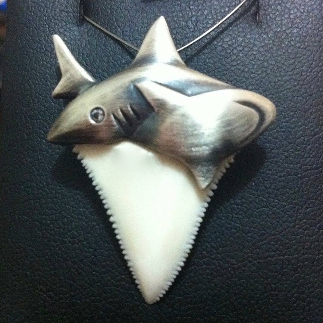 Da na, da na, da na danadana 🦈 Such an effective look.
Reposted from @meszarosjohn 🦈🦈🦈 
.
.
.
#sharkstooth #sharktooth #australianmade #aquaticlife #handmade #handmadejewelry #youngjewellersgroup #pendant