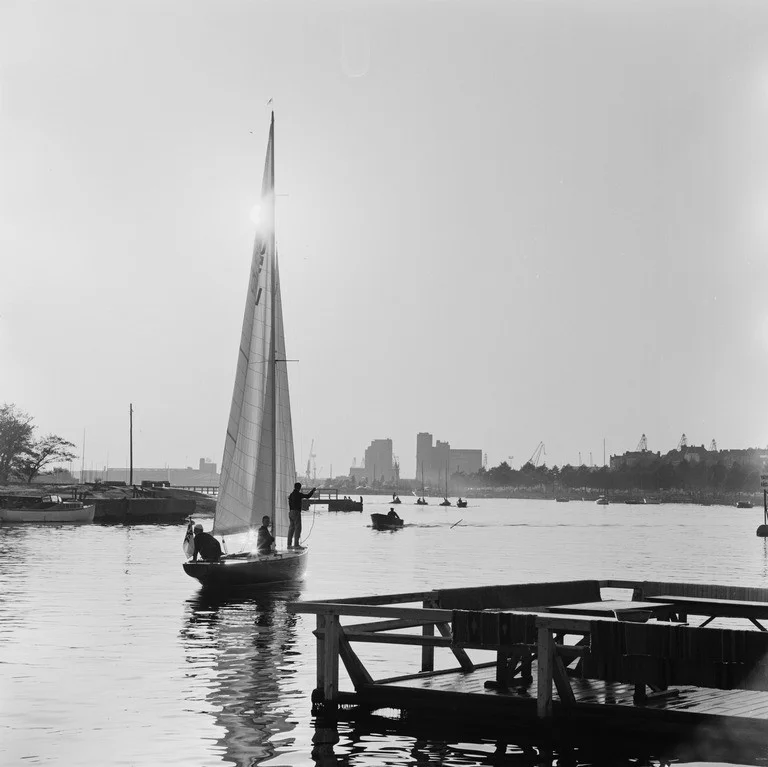 Teresita Uunisaarensalmessa ja matonpesulaituri Kaivopuiston rannassa 1964 (kuva V. von Bonin, HKM / Finna , CC BY-ND 4.0 )
