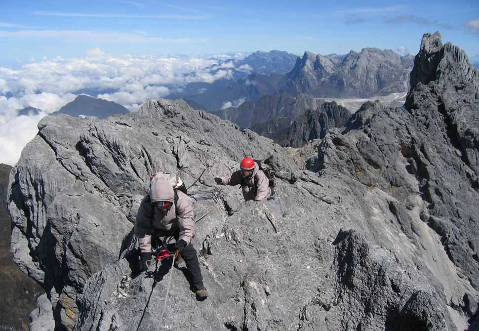 Traveling-Au-Cheval-on-the-summit-ridge-of-Carstensz-Pyramid.jpg