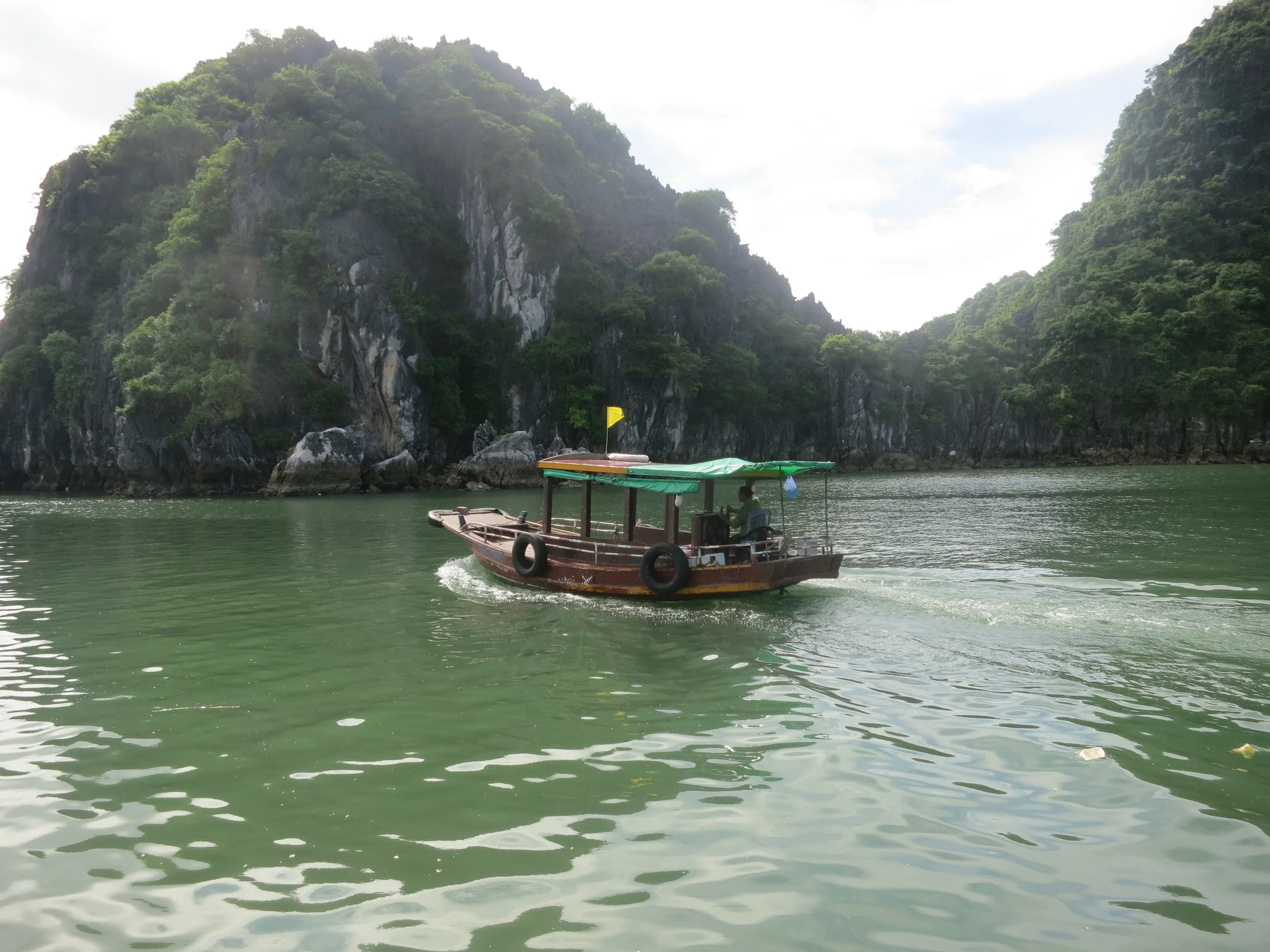 "Junk boat" in Ha Long Bay, Vietnam