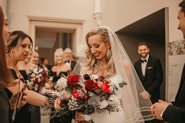 Vintage glam vibes for a NYE wedding.⠀
⠀
⠀
@kvphotographyofficial ⠀
@museumofnature ⠀
@bourbonandbloom