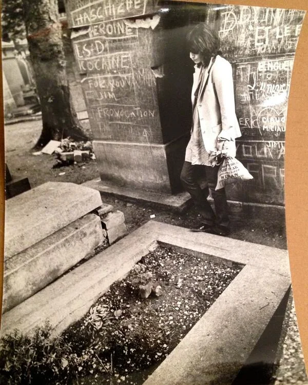  Patti Smith visiting Jim Morrisons grave.