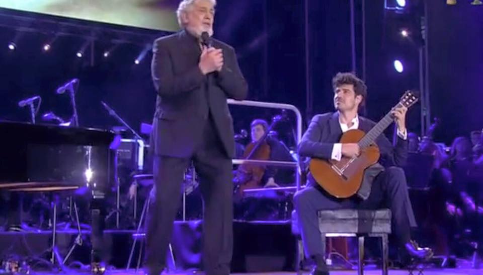Pablo Sáinz Villegas on stage with Plácido Domingo in front of a sold-out stadium of 60,000.