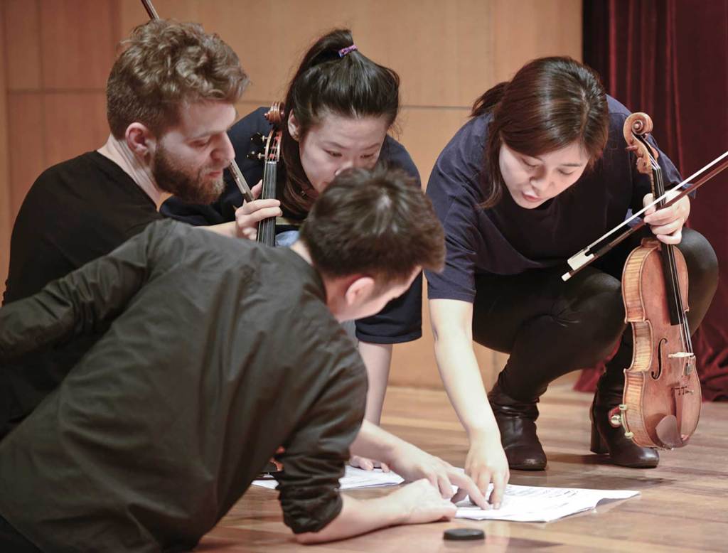 Violinist Johnny Gandelsman coaches a group of YMCG participants on Beethoven’s Septet in E-flat major, Op. 20. Photo by Liang Yan