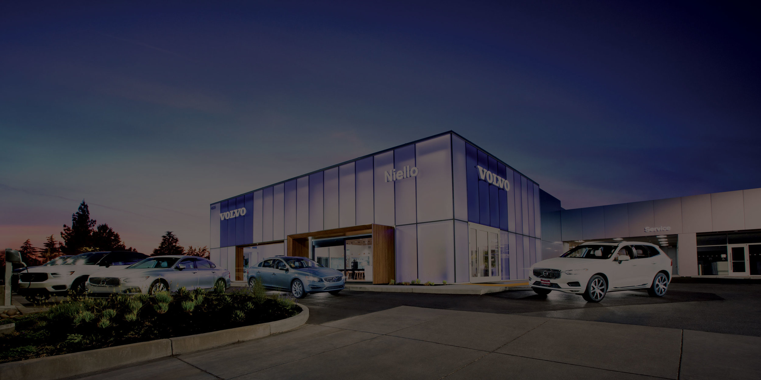 The new Volvo facility in Sacramento, California represents the contemporary luxury experience of the Volvo brand. The modern, etched glass façade contrasts the warm and comfortable interior that is uniquely Volvo and influenced by Scandinavian desi