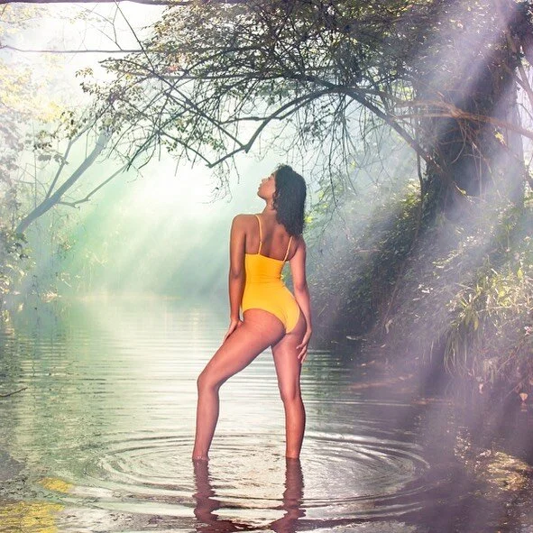 A smoke grenade and early morning light &hellip;
.
.
.
#model  #swimsuit #river #smoke #smokegrenade #ealymorninglight #lightrays