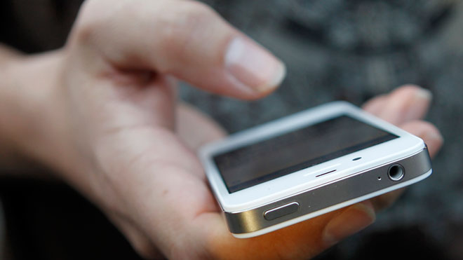 Customer-Using-iPhone-4S-FBN.jpg