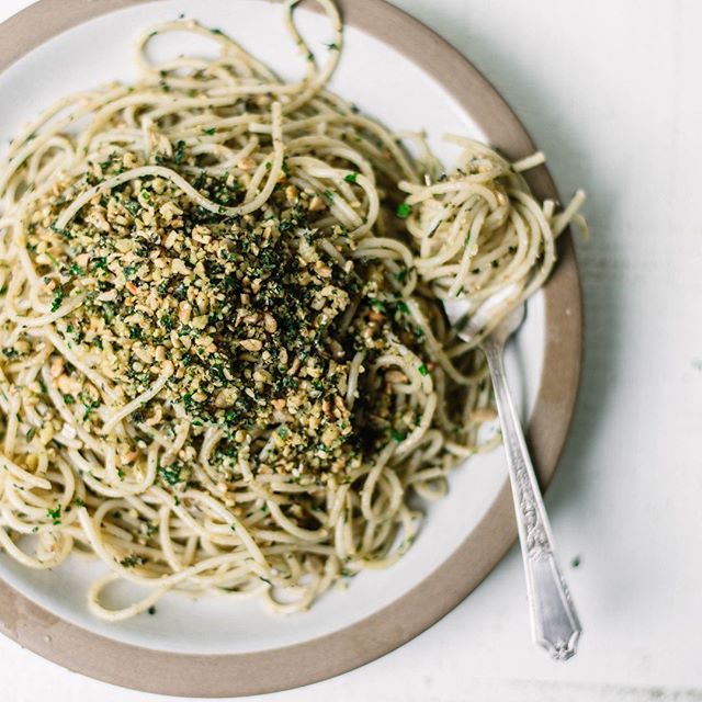 Spaghetti &quot;con le noci&quot; is basically a simplified pesto and it's as good as it looks (when done right). It's the third recipe I whipped up as part of #thegianfrancoproject (see stories!) and it's perfect for a quick, delicious weeknight din