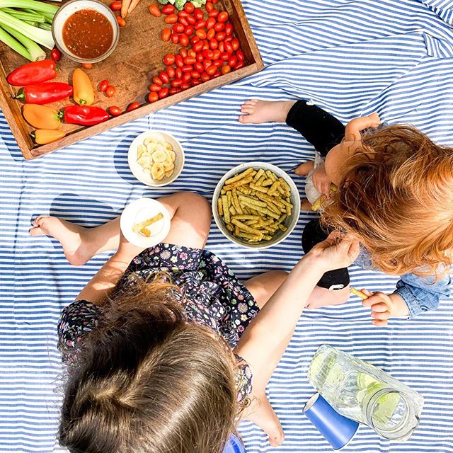 Front (court)yard picnics still count, right?! 🌞🙌
.
Sun&rsquo;s out in San Francisco (Finally🤗&hellip;Won&rsquo;t last though 😩) and we&rsquo;re taking full advantage with lil&rsquo; ladies lunch on this gorgeous fouta from my sweet friend Paulin