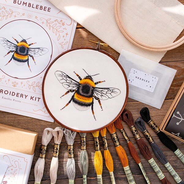 ✨COMPETITION TIME✨
Hey all you cool cats and kittens! 😜 
Your support means a lot to me, so I wanted to say thank you with a giveaway! &hearts;️
The prize: THREE bee embroidery kits, each including a celestial bee needleminder as a little gift from 