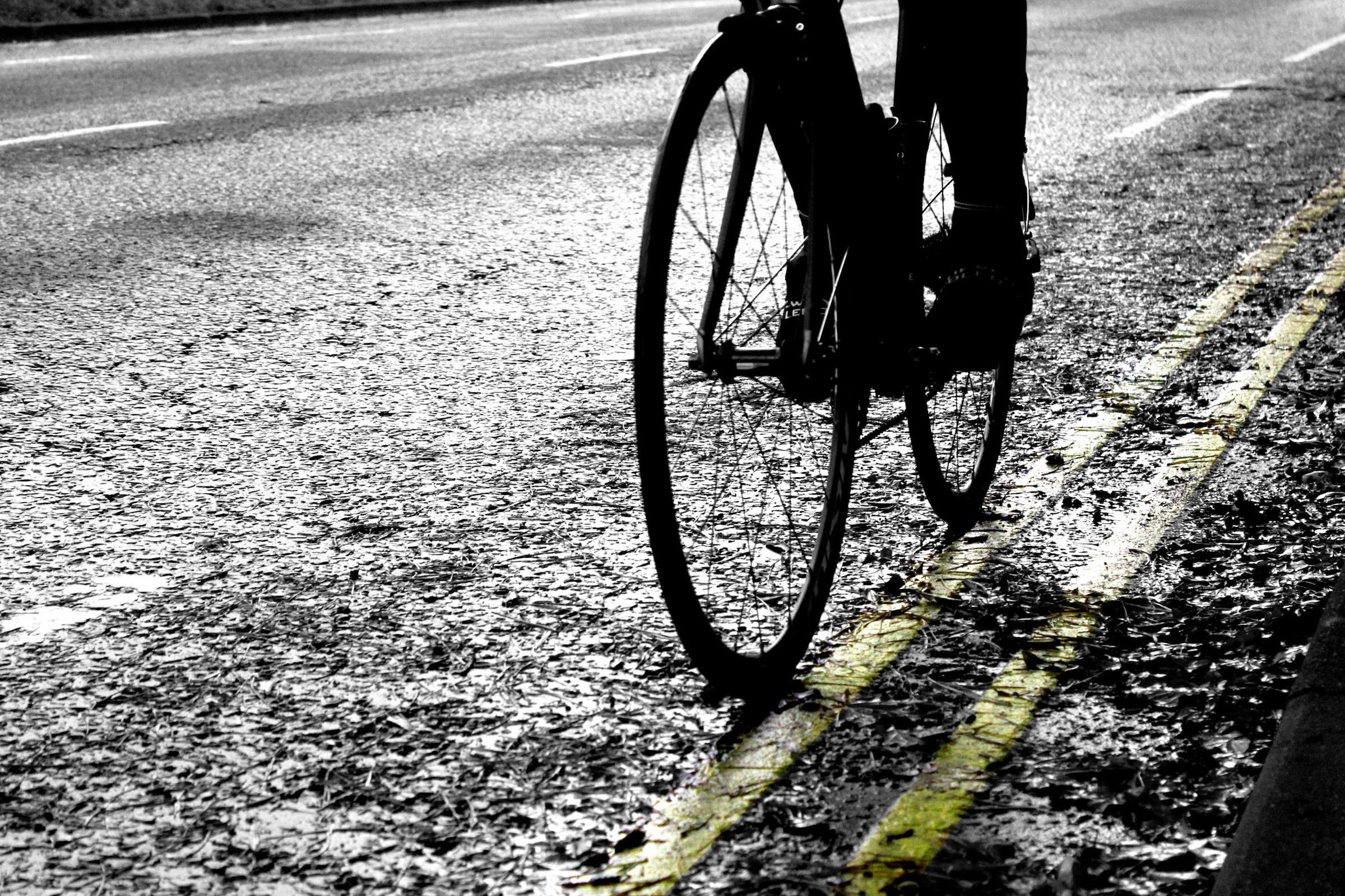 По асфальту вновь. Велосипед на дороге. Одинокий велосипедист. Велосипедист едет. Велосипед едет по дороге.