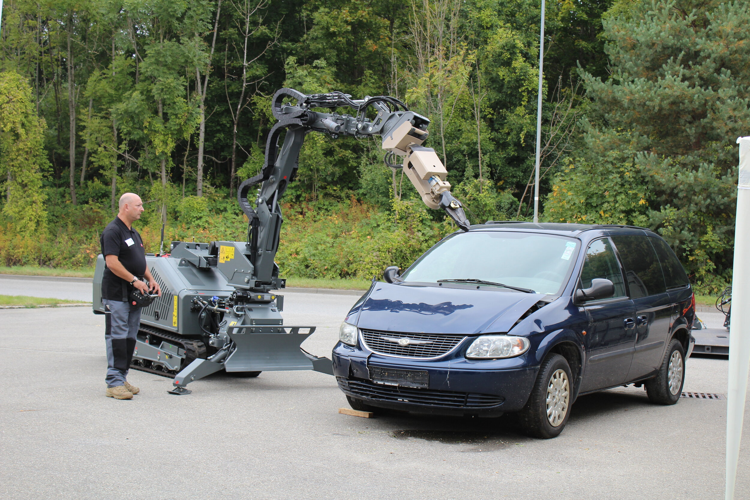  Vehicle borne IED scenario – parked car with suspected IED 