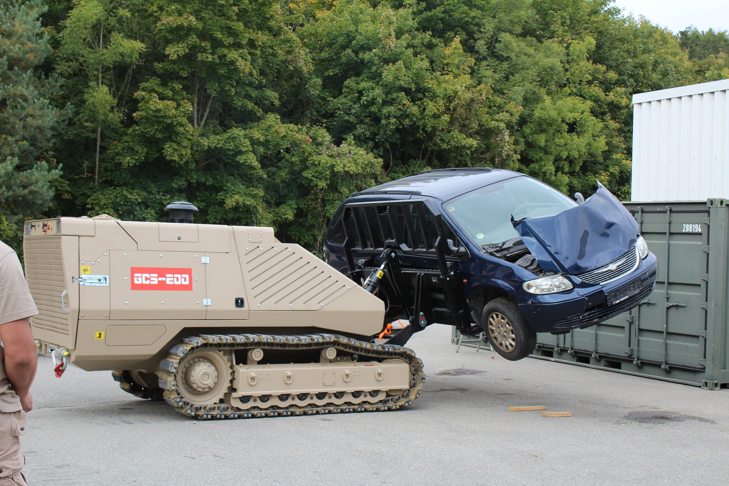  The GCS-200 removes a car in an IED scenario with the pallet fork 