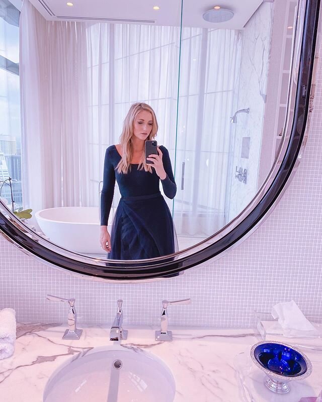 I think I&rsquo;ve found the ultimate bathroom selfie mirror 💄💅
.
.
.
.
#penthouse#cellist#cello#cellistsofinstagram#musiciansofig#events#sydneyevents#eventlocations#eventmusicsydney