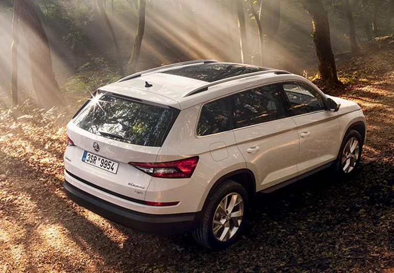 The rear exterior of SKODA Kodiaq features a two-fold appearance with squared-off taillights