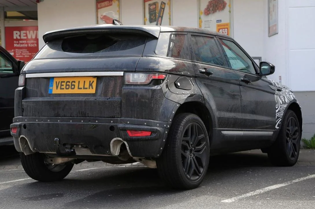 Rear spy shot of the second generation Range Rover Evoque, via autoexpress.co.uk