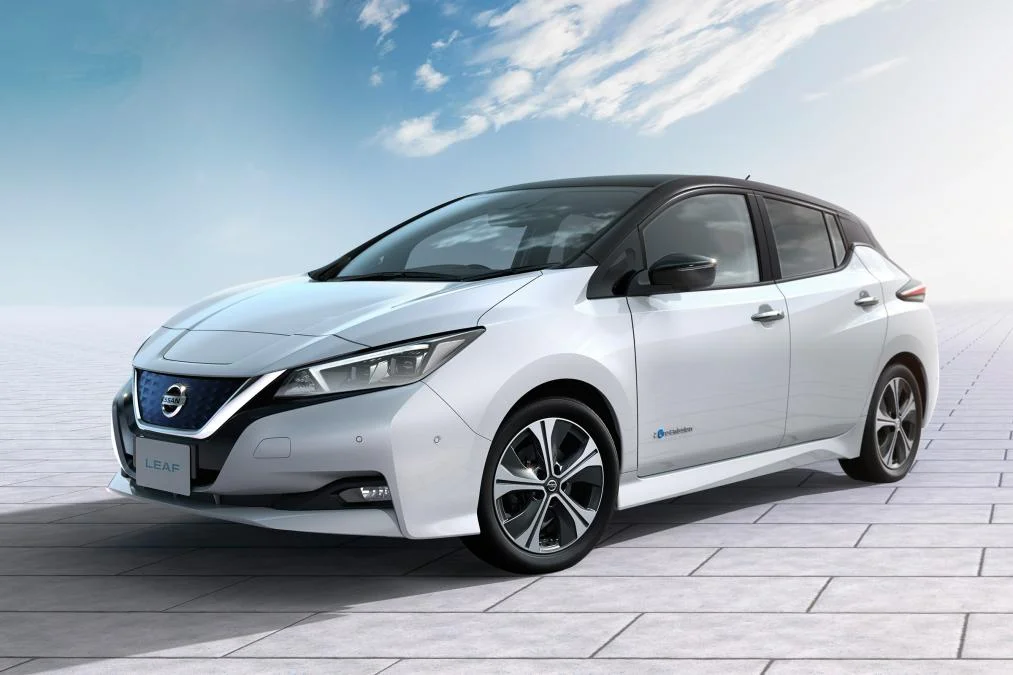 Nissan Leaf 2018 Front Three Quarter Side shot.jpg