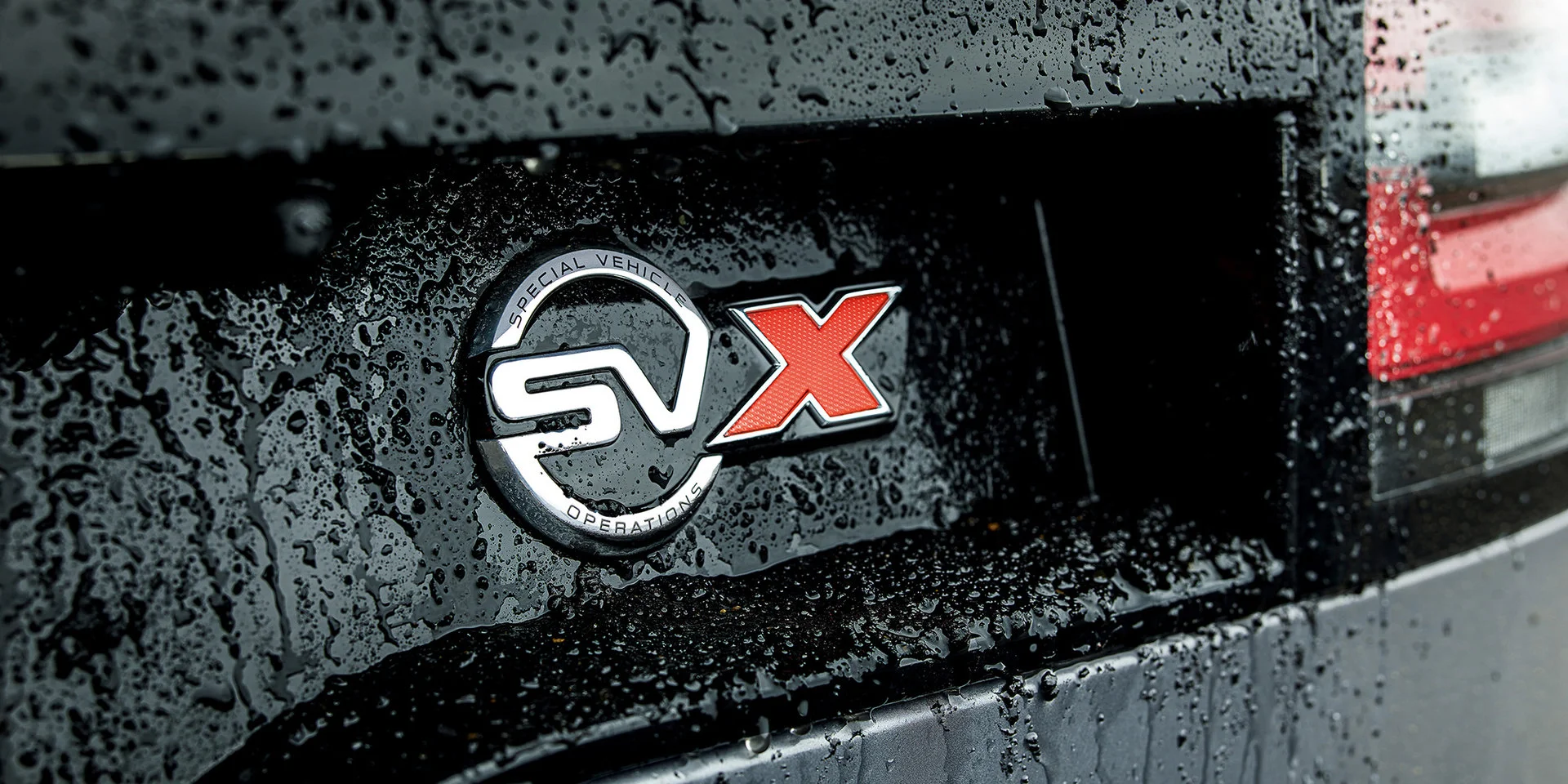 2019 land rover discovery svx badge.jpg
