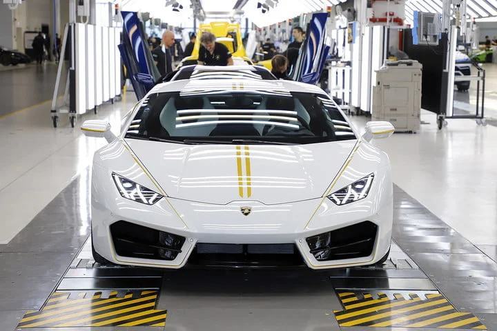 Front Lamborghini Huracan Gold Stripe.jpg