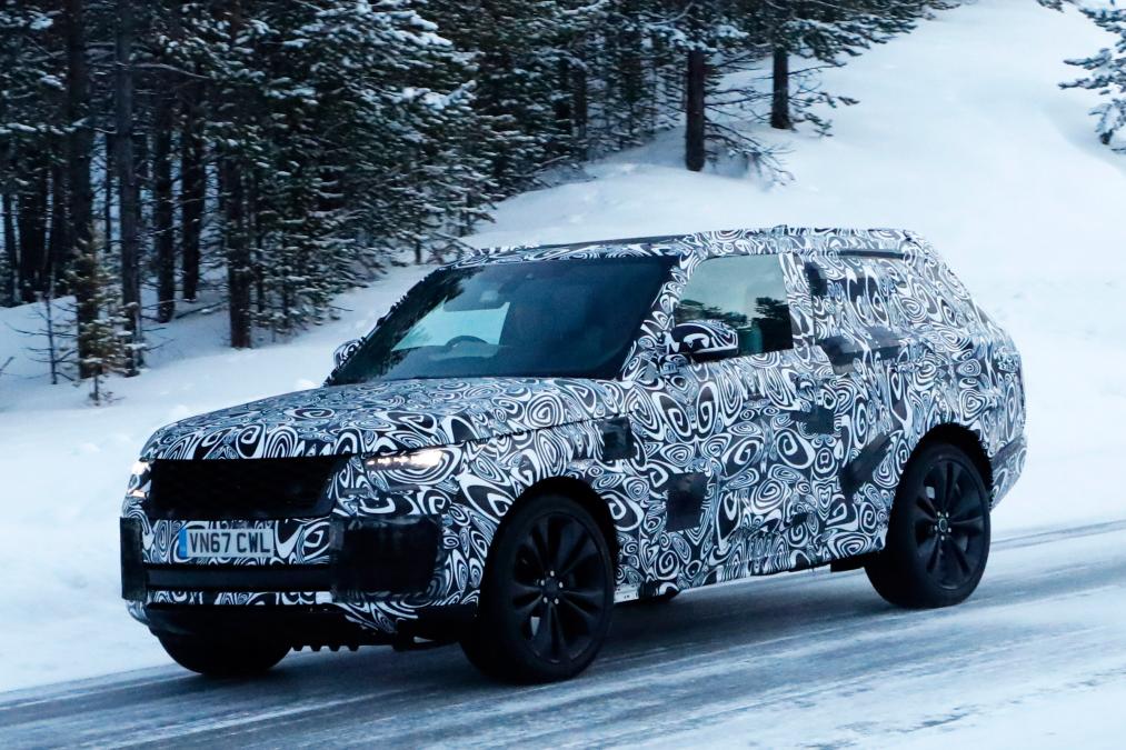 2018 Range Rover Couple Spy Shot.jpg