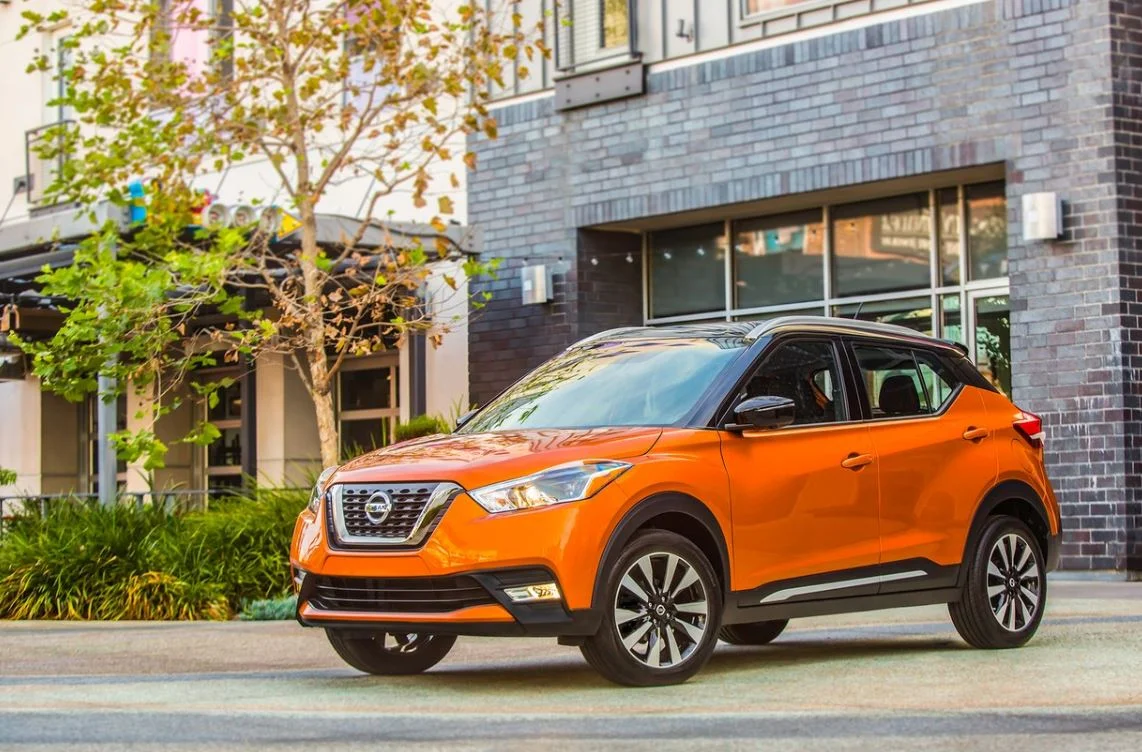 3 Nissan Kick contrasting roof.JPG