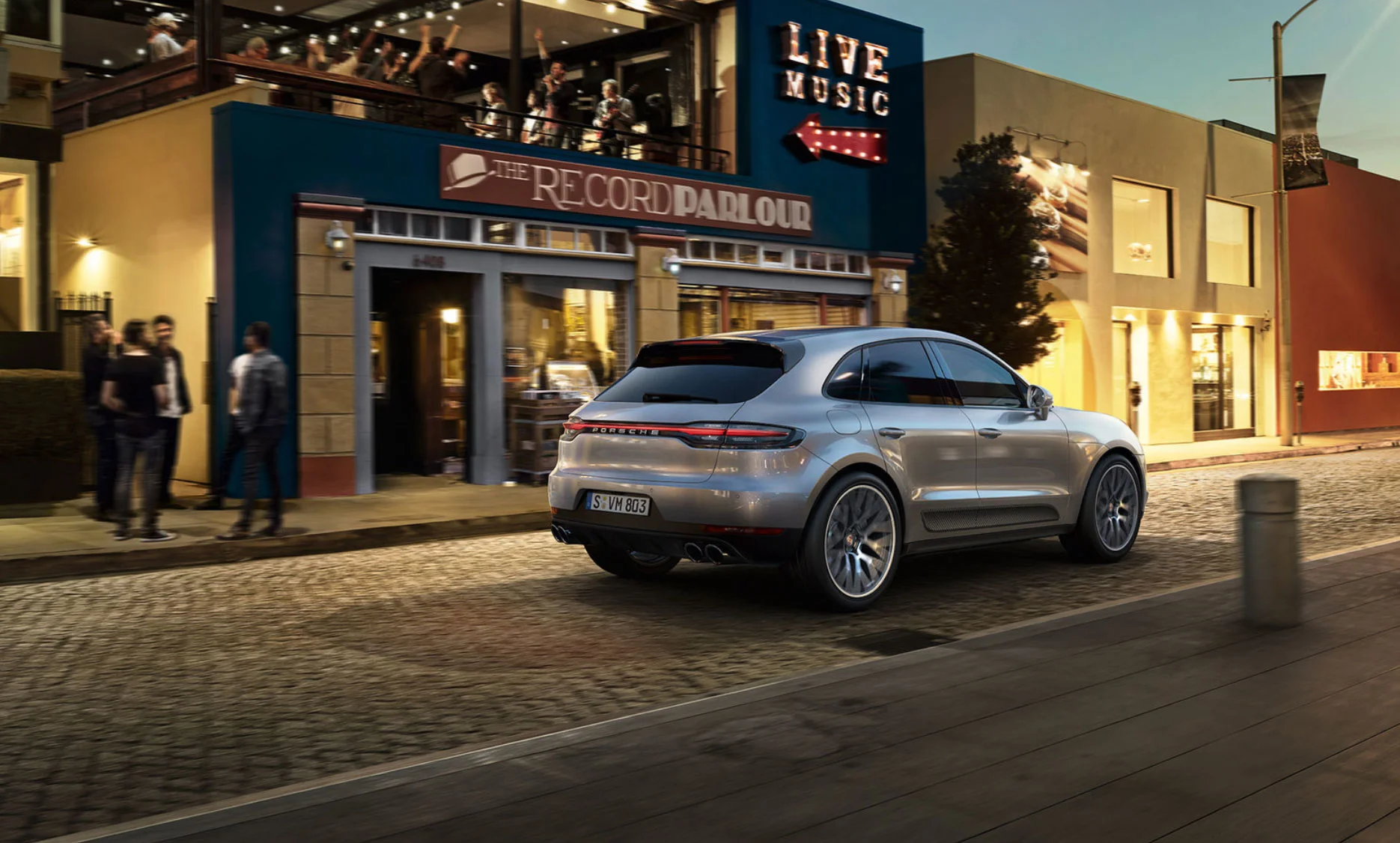 Porsche-Macan-18-Side-Rear.jpg