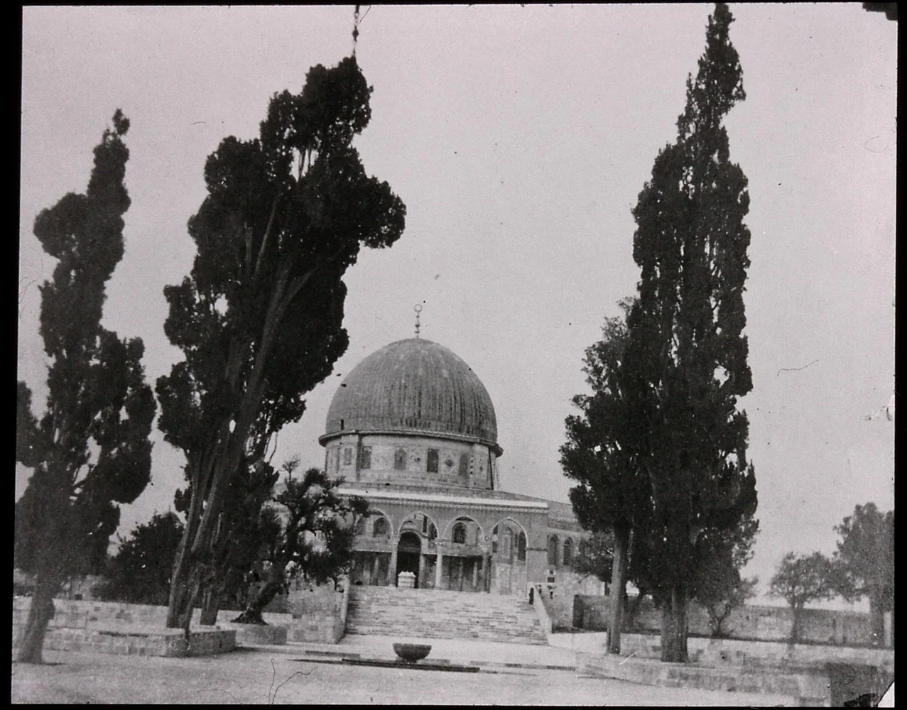 Gertrude Bell's photograph of 'the Mosque of Omar' (the Dome of the Rock), December 1899. Catalogue number A55.