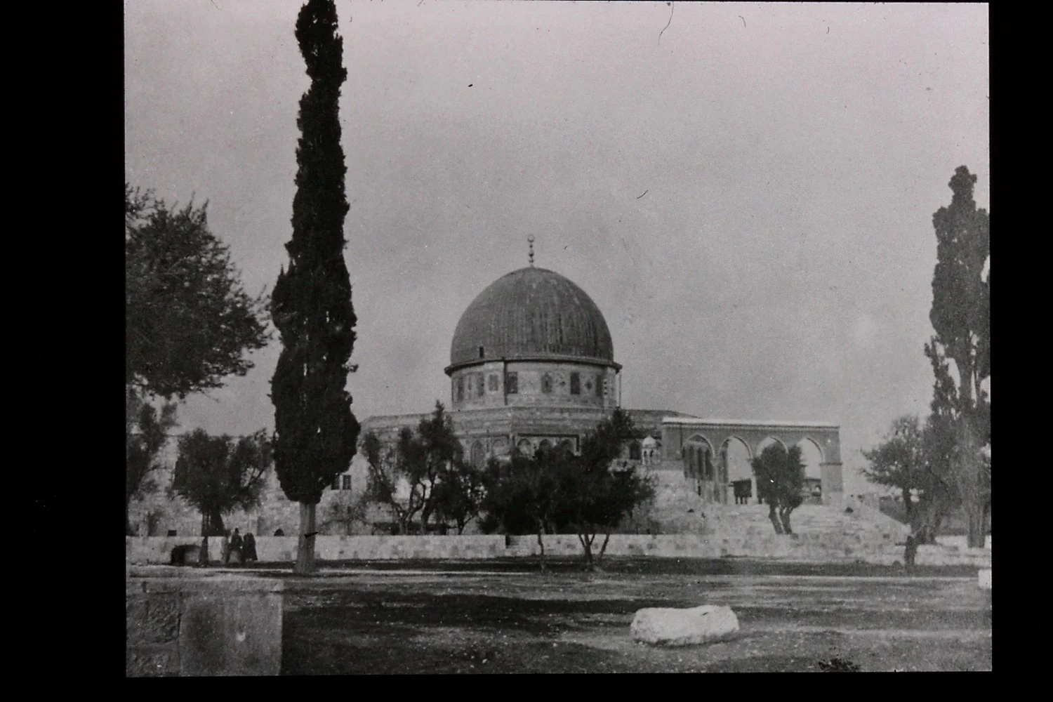 Gertrude Bell's photograph of the Dome of the Rock, view from Moroccans Gate. December 1899. Catalogue number A44.