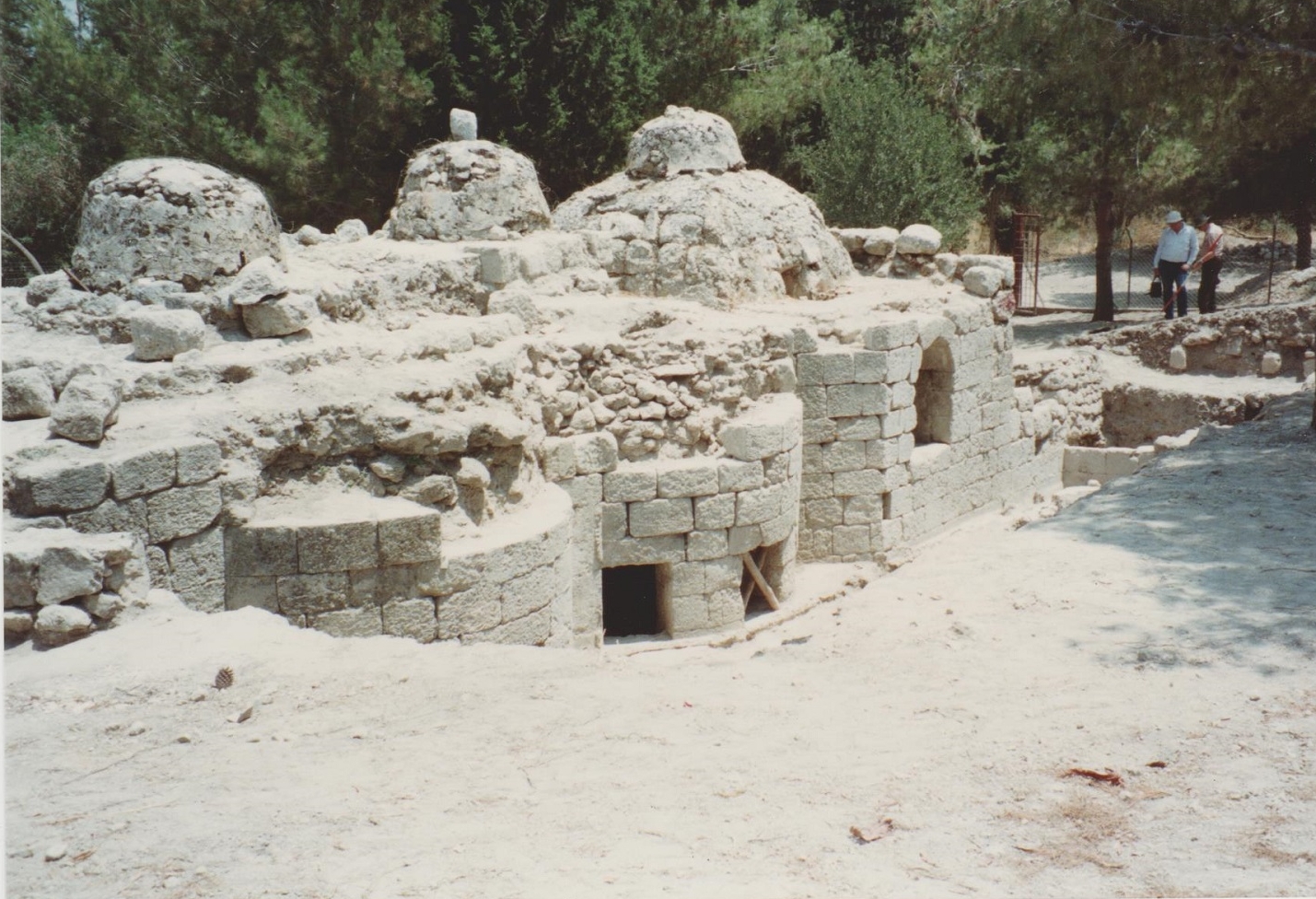 Richard Harper and Mordechai Gihon discuss the site and the excavations, summer 1990. Credit: Eleanor Scott