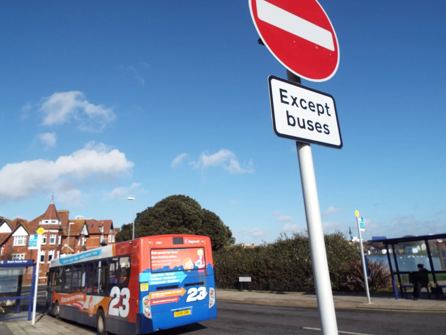 ocean-at-end-of-lane-except-buses.JPG