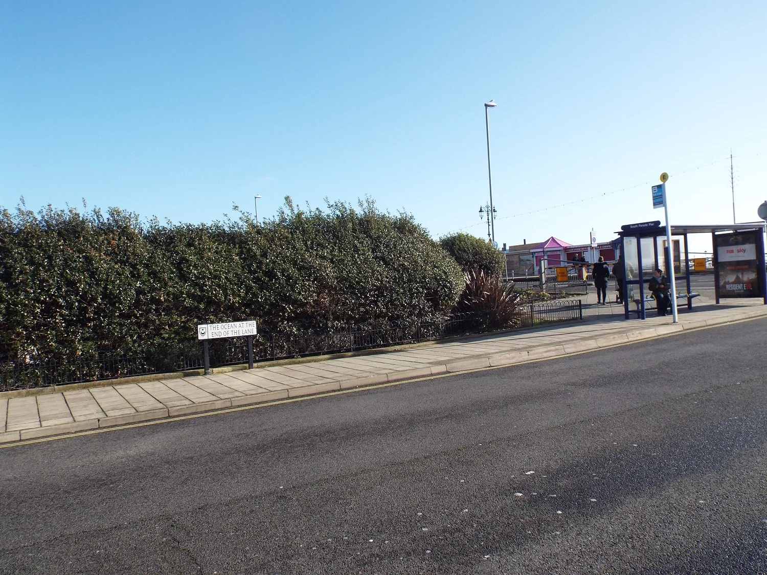 ocean-at-end-of-lane-towards-seafront.JPG