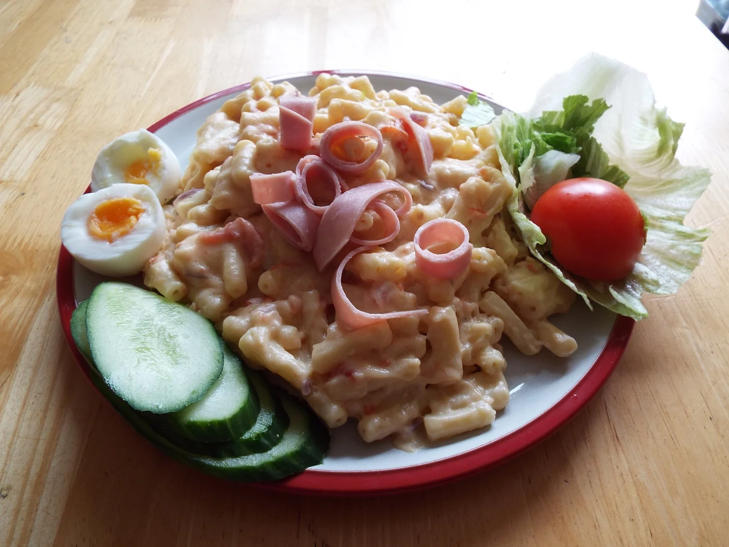 YES! That's more like it ...macaroni cheese, with that ham salad for garnish