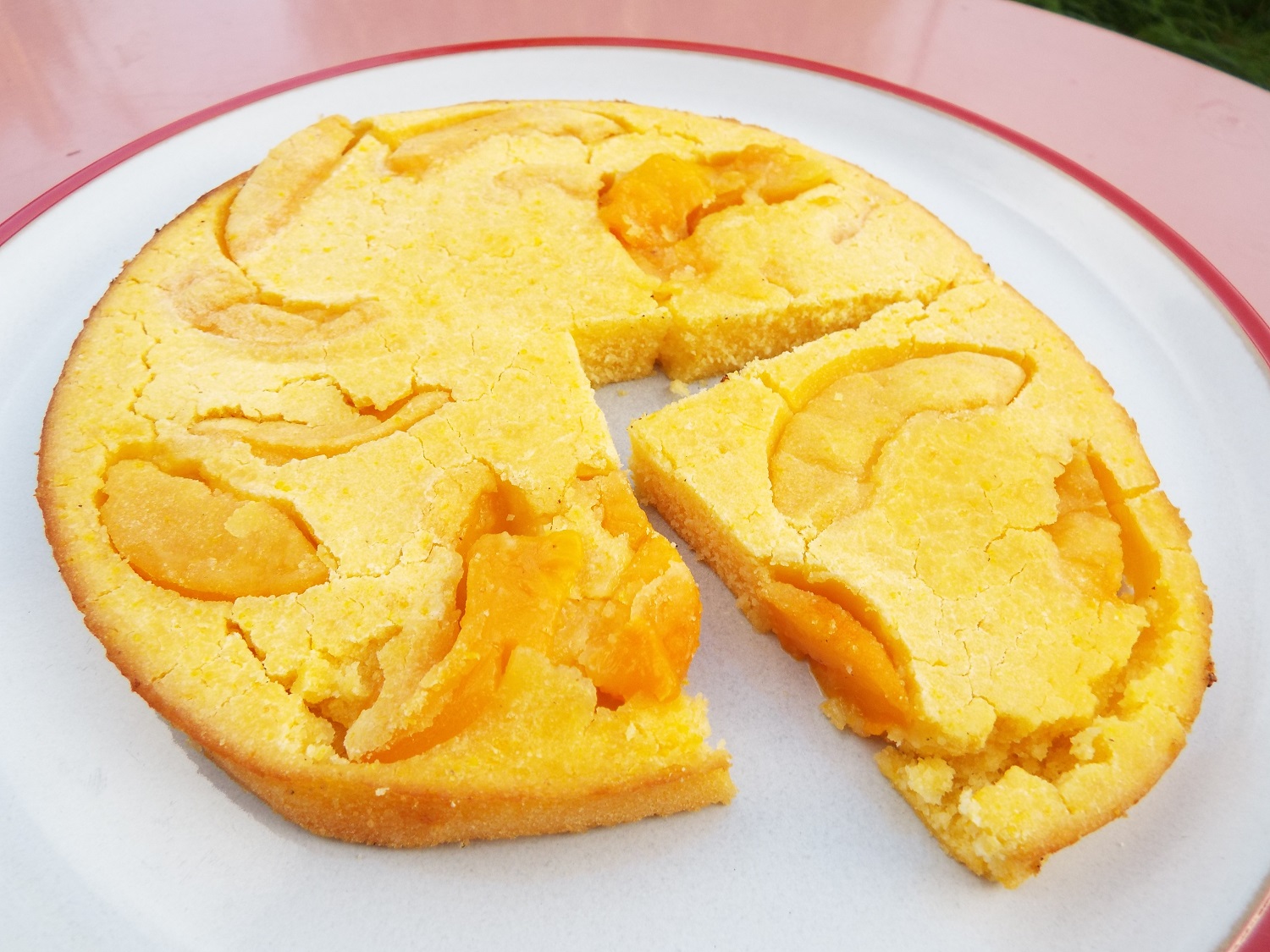 Cornmeal cake with peaches