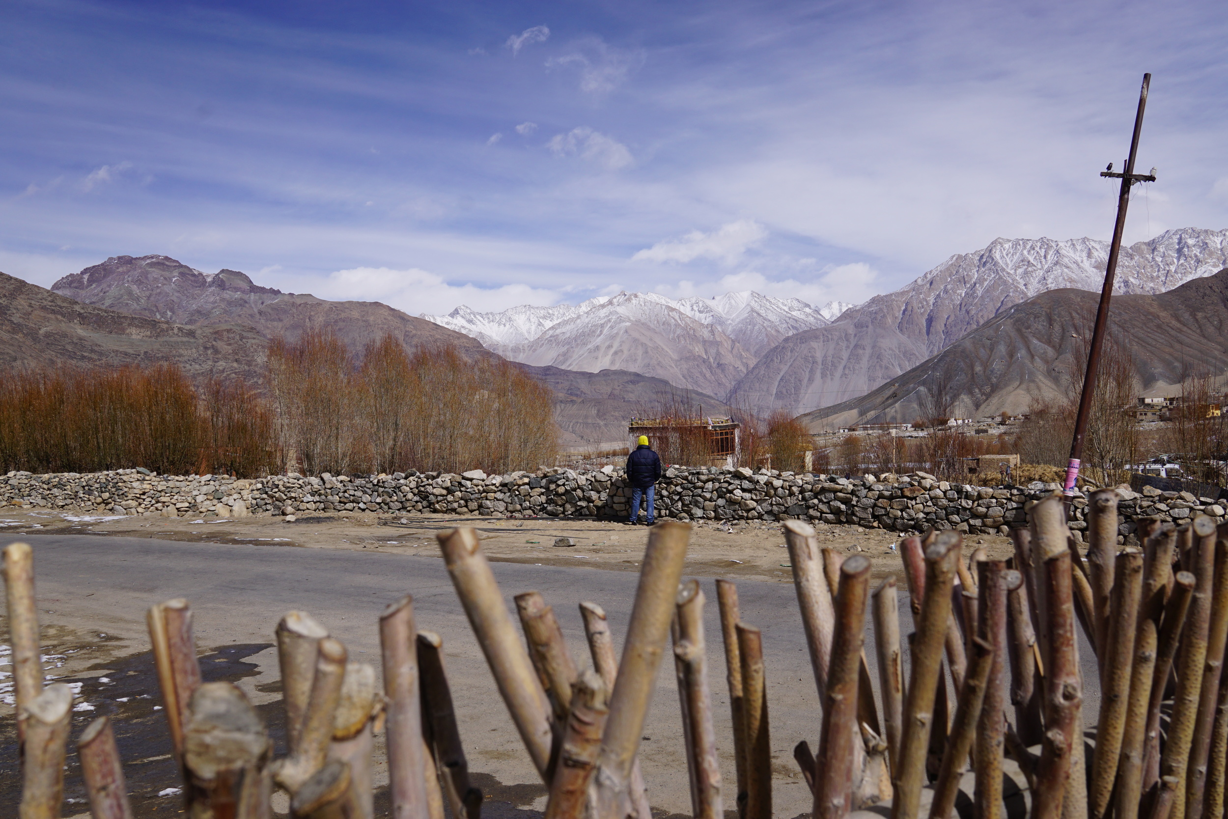 How pretty are those winter views in ladakh? If he was taking a leak, I am pretty sure he would remember this view for the rest of his life. I would, at least!