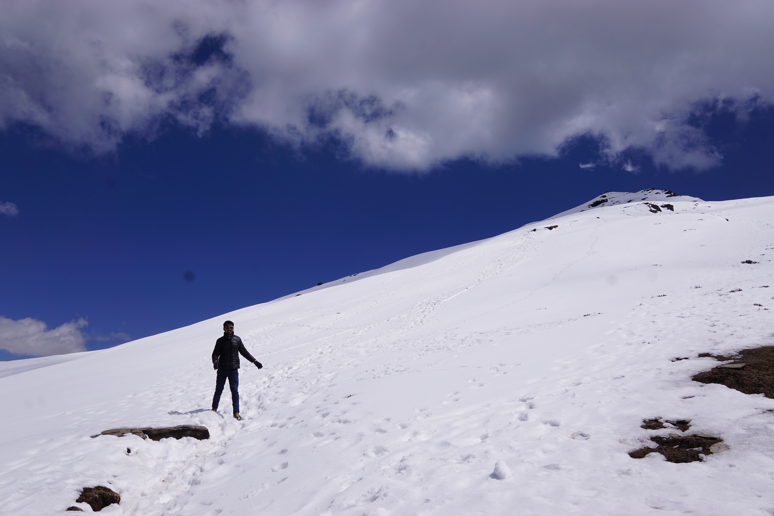 The clouds moved away from the peak and here we are...almost there. There was hardly any soul in sight because it was 11.00 am already. Way passed mountain climbing time.