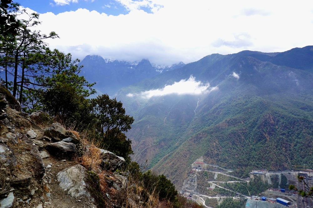 on our way to the 28 bends tiger leaping gorge
