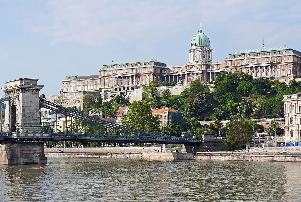 The chain bridge connecting Buda with Pest and vice versa. Image by hpgruesen on Pixabay