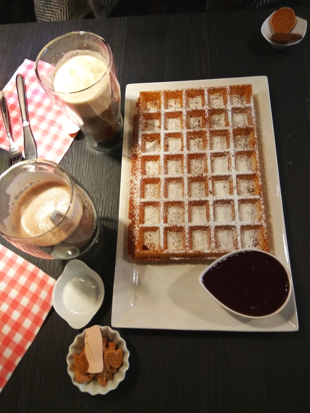 What-to-do-in-bruges-belgian-waffles-lizzie-wafels.jpg