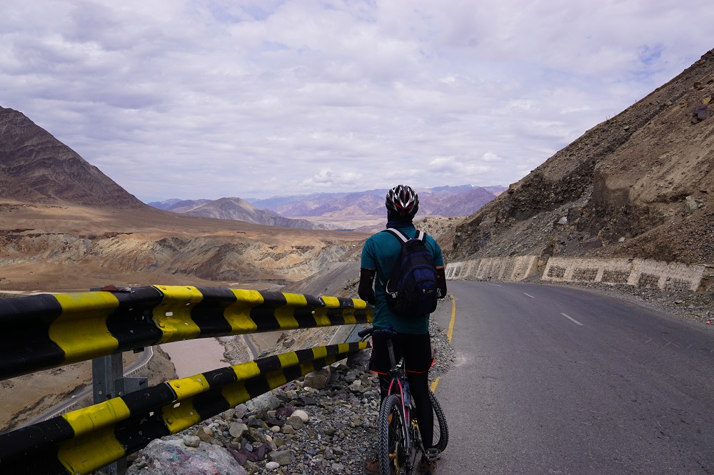 Stopping by at the confluence of the Indus and Zanskar valley.