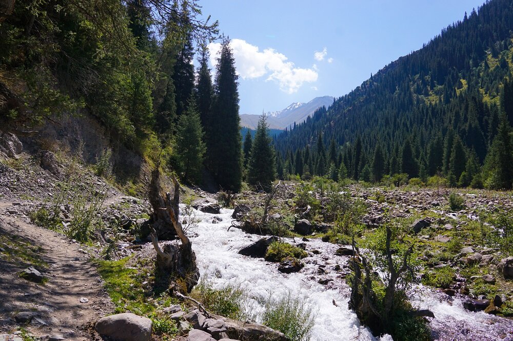 Passing by streams, lush verdant valleys on our way to Kol-Tor Lake.
