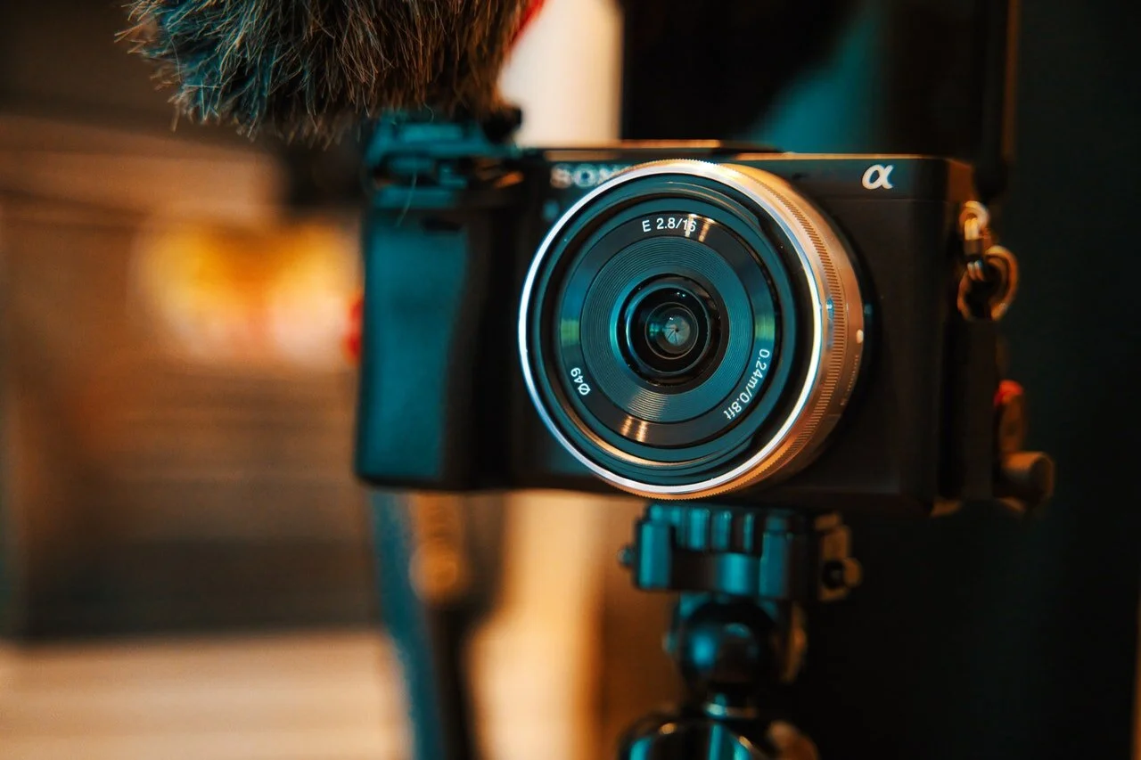 sony-best-compact-mirrorless-cameras-for-travellers-.jpg