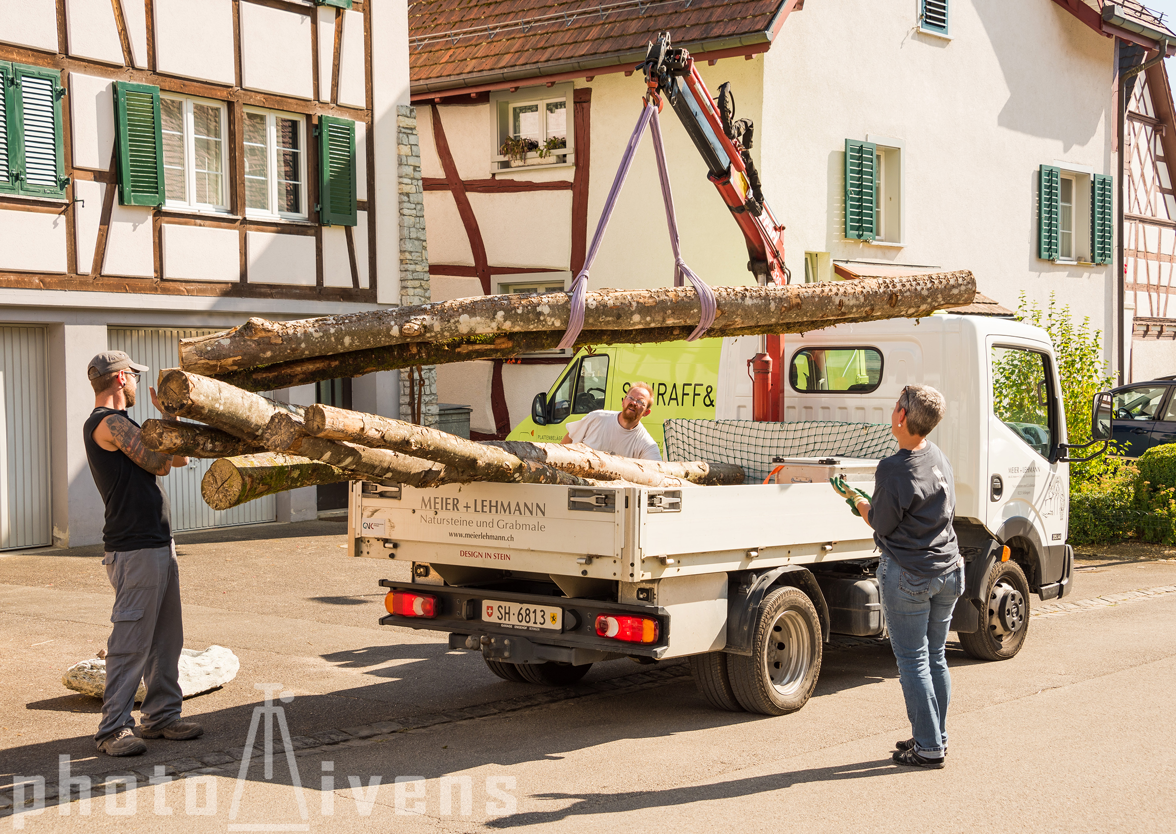 Anlieferung Stämme für die Installation bei Meier+Lehmann