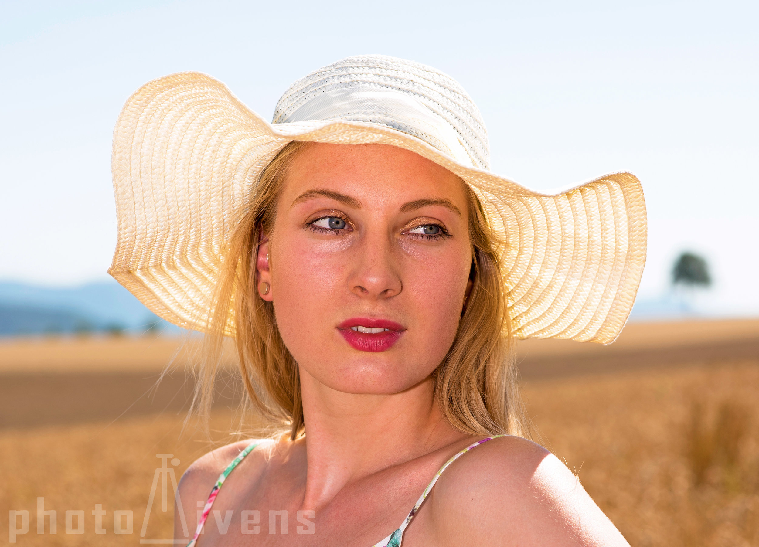 HutPortrait-Larissa.jpg