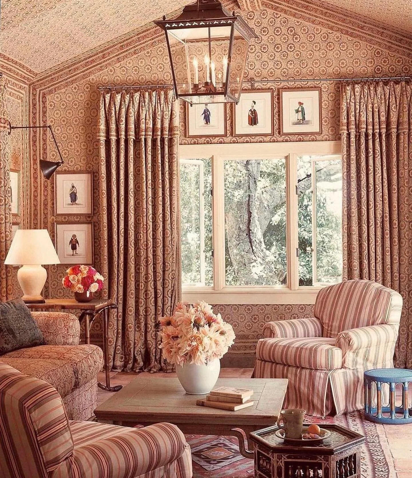 i&rsquo;ve always loved this room by @michaelsmithinc 💕 The look was created using Urban Outfitters bedspreads for chicest high-low mix... #marysmuses #livingroommuse #poolhouse