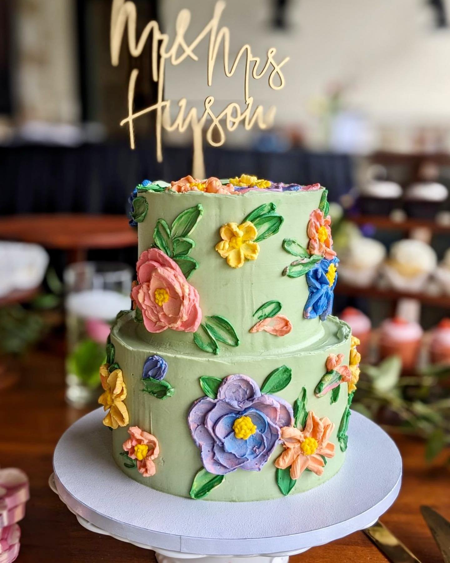 the sweetest palette knife florals for her and a big old fashioned for him! 🌸🥃💍

#mindysbakeshop #weddingcake #weddings #buttercream #buttercreamflowers #paletteknifepainting #oldfashioned #cocktails #baker #atxwedding #austin #atx #pastrychef #ca