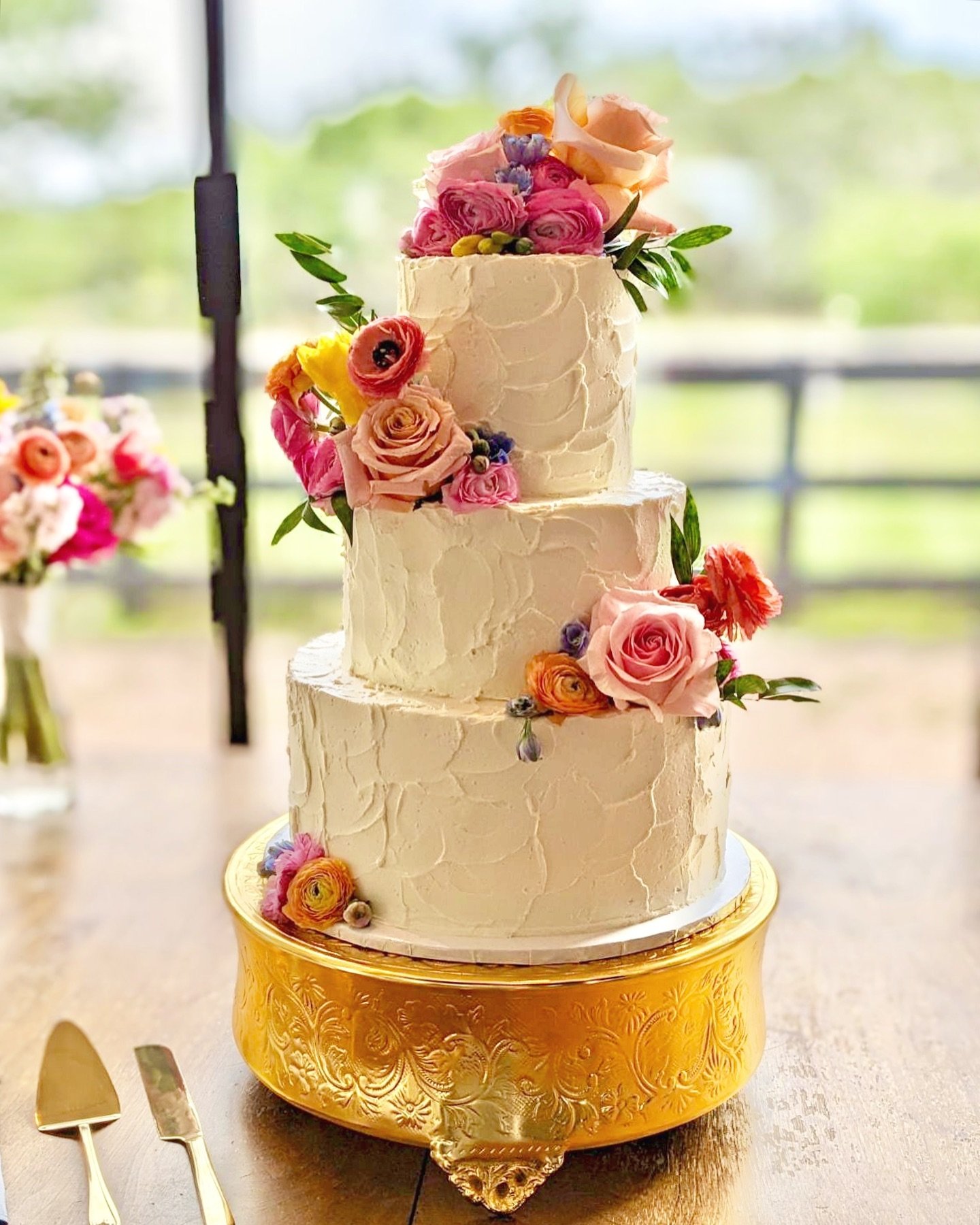 spackled buttercream and the happiest spring blooms that ever existed! this cake was such a dream! 💐

happy wedding day, lindsay &amp; scott!! 💕💍

#mindysbakeshop #wedding #weddingcake #buttercream #swissmeringuebuttercream #atxwedding #austin #at