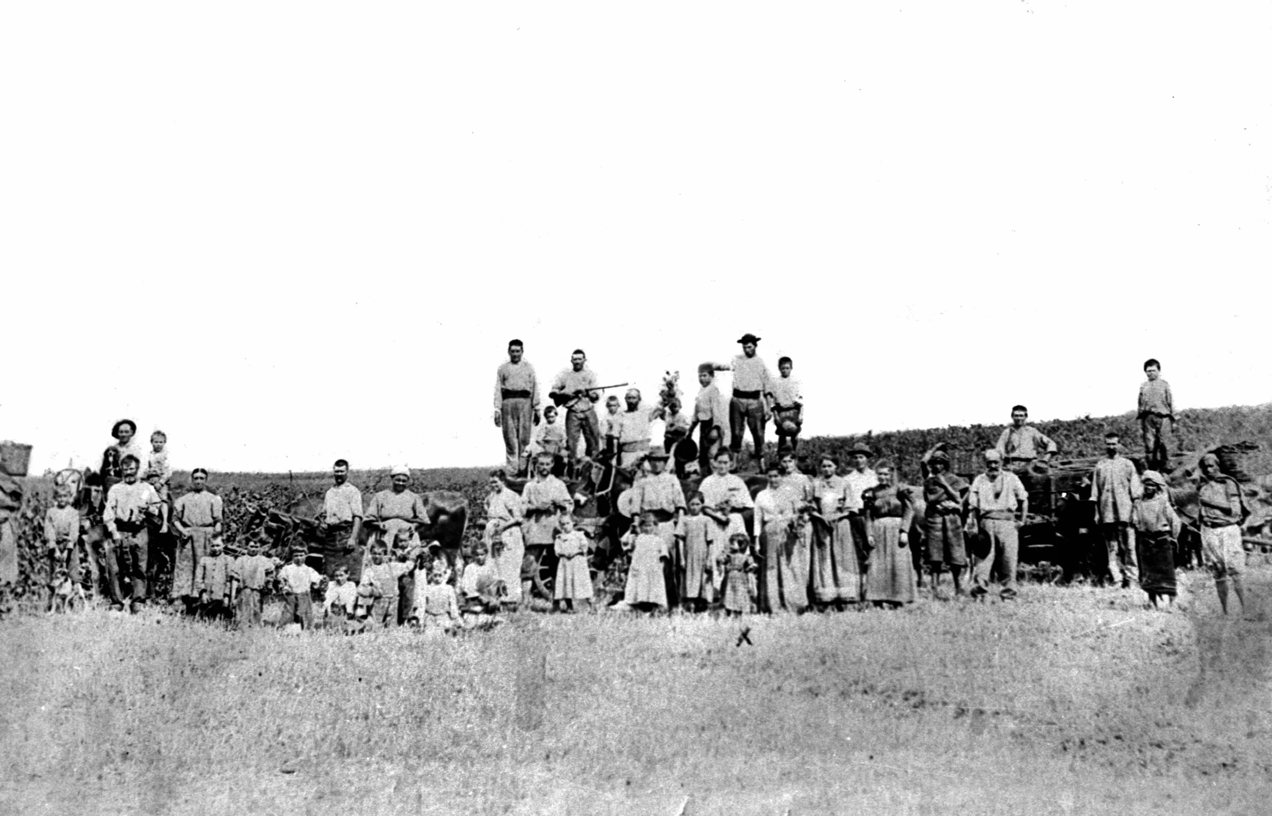Group of settlers photographed in 1899-1900. Collection Roger Viollet. Reproduced by permission of the Ecomusée du Val de Bièvre, Fresnes, France.