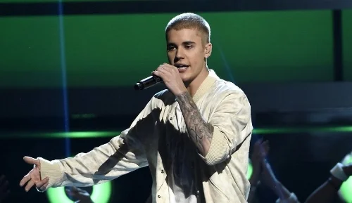 Justin Bieber Forgets "Despacito" Lyrics, Makes Up Spanish Words