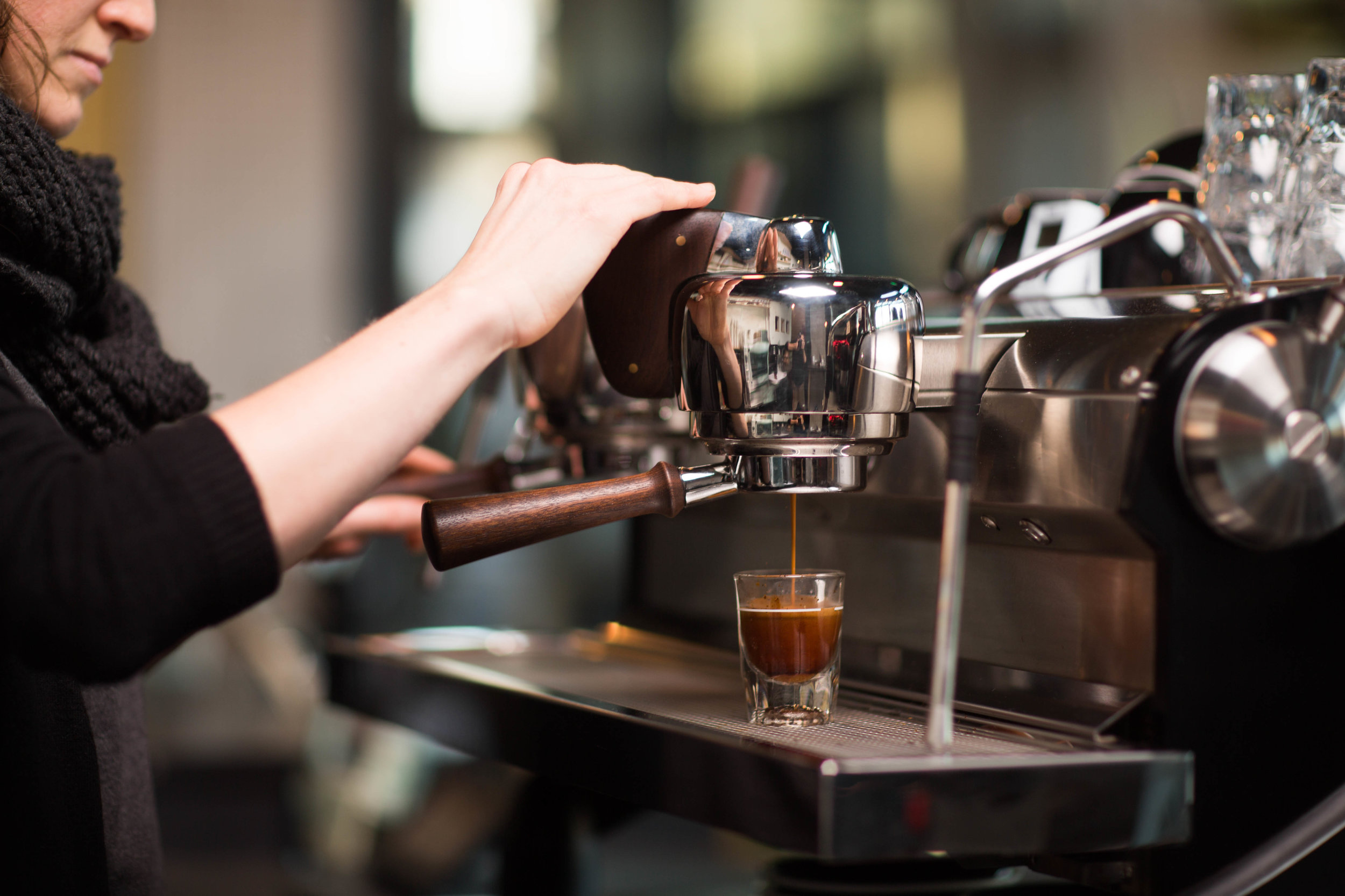 Кофемашина бариста. Кофемашина Slayer Coffee shot. Espresso Coffee Machine. Первая эспрессо машина. Первая кофейная машина.